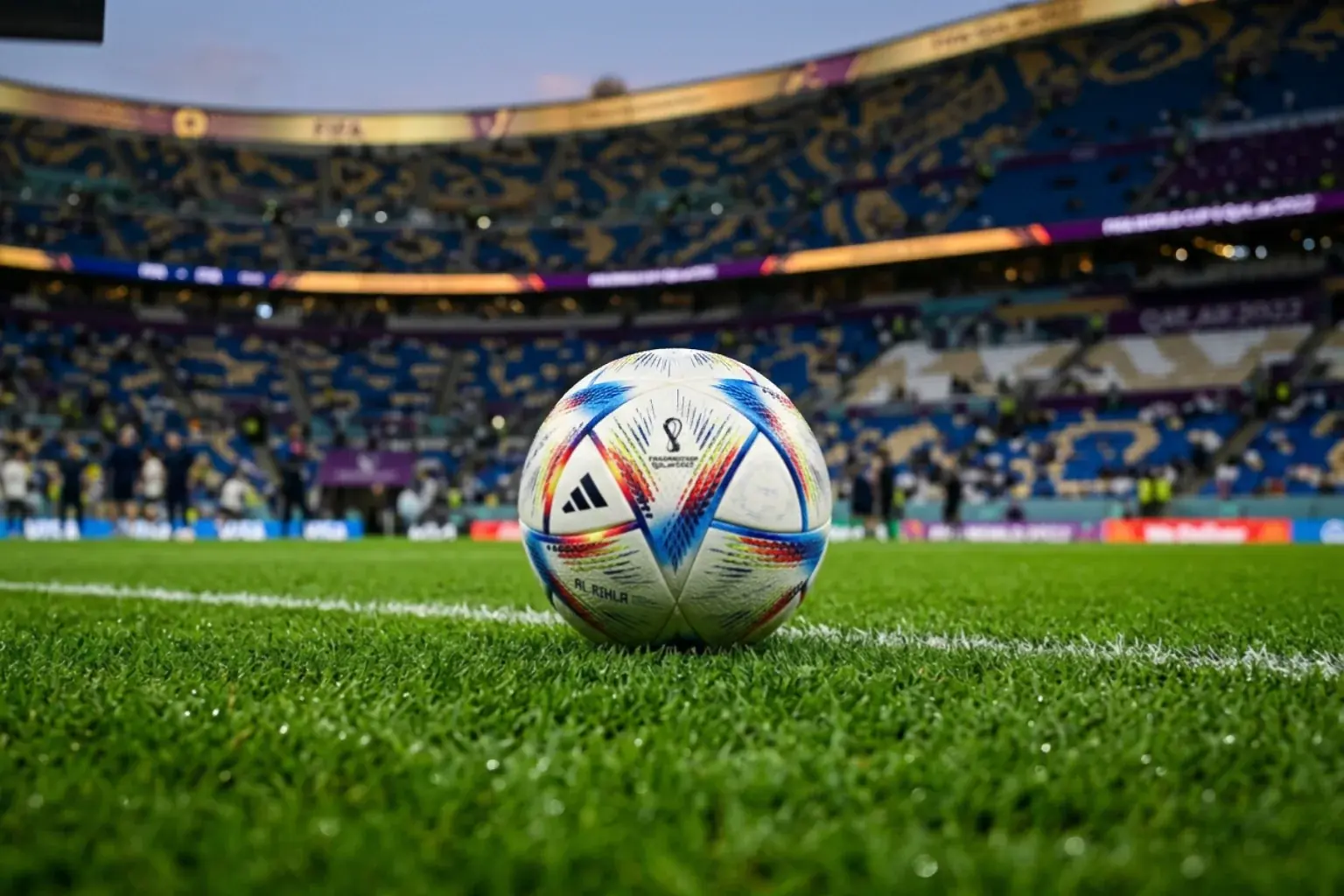Službena nogometna lopta Svjetskog prvenstva na zelenom travnjaku stadiona