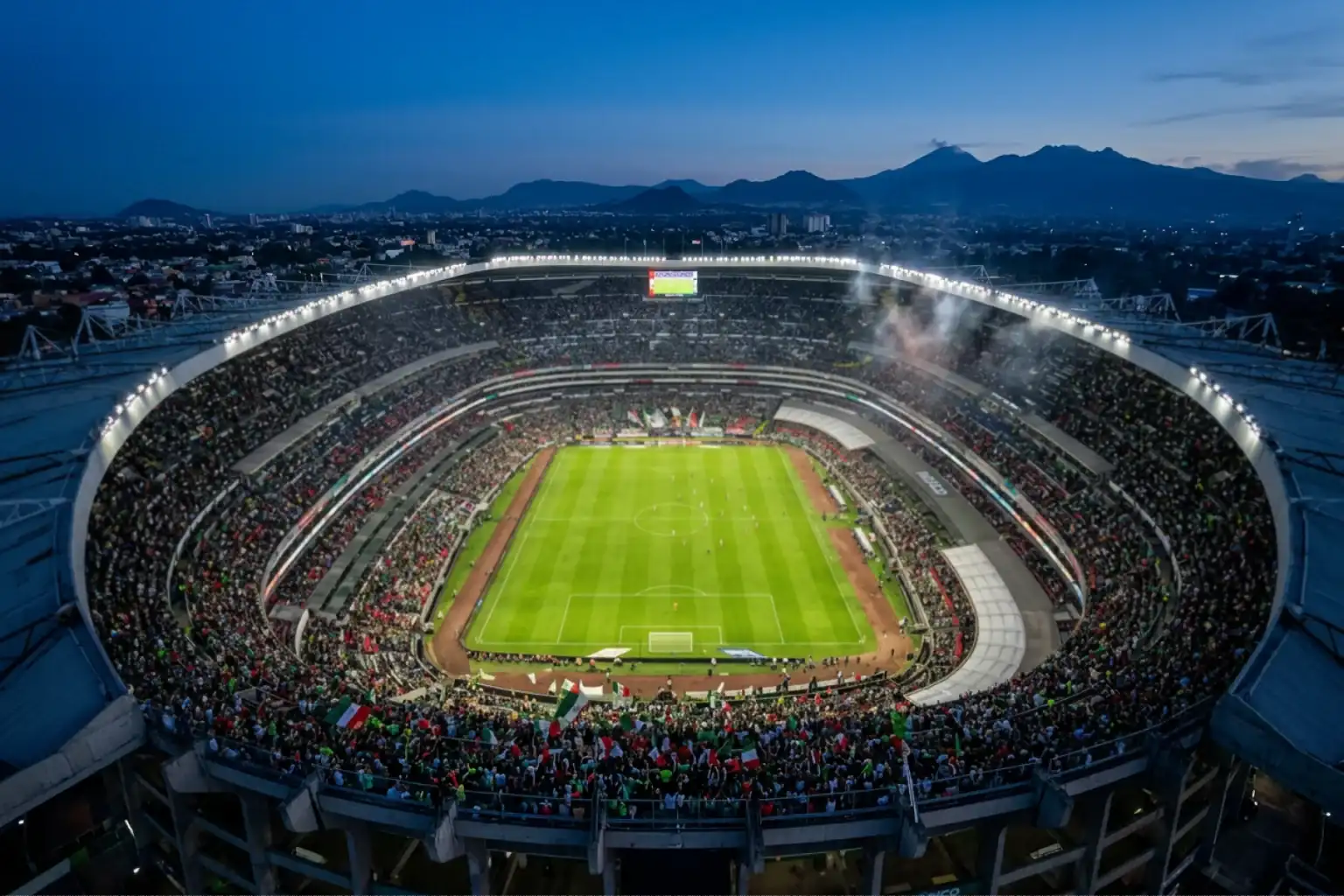 Panoramski pogled na Estadio Azteca u Mexico Cityju s punim tribinama tijekom večernje utakmice